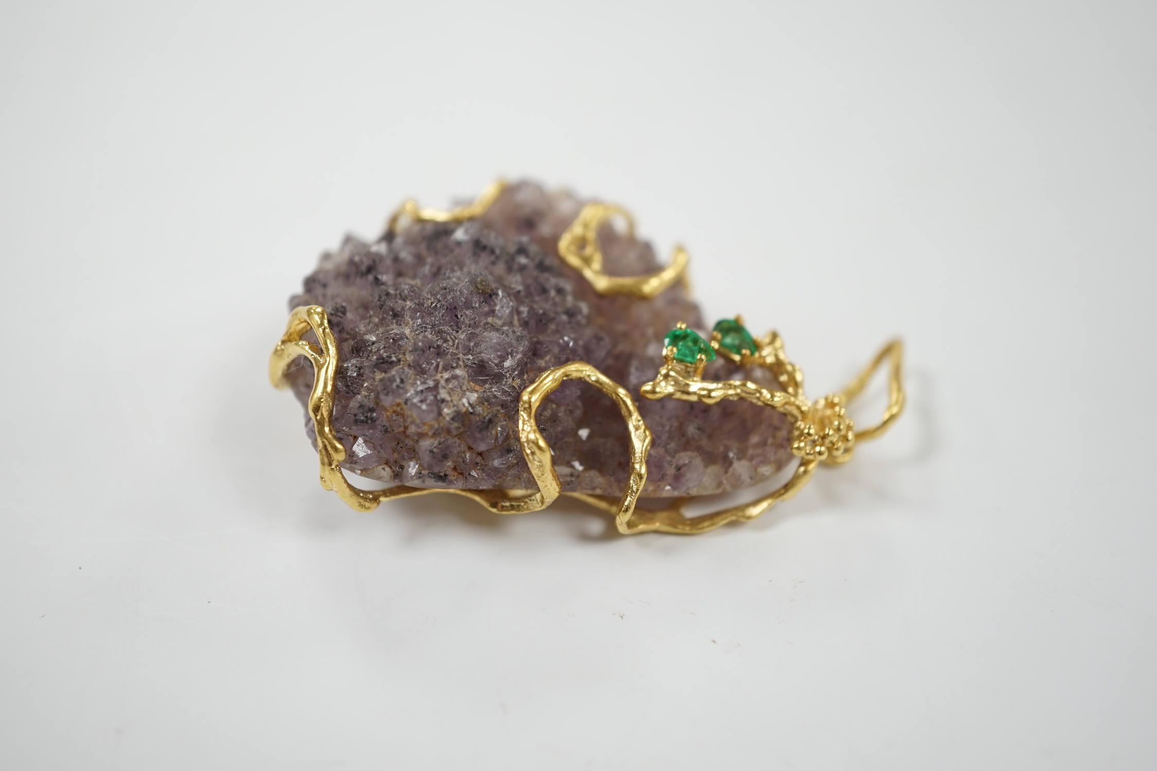 A 20th century Italian 750 yellow metal and two stone emerald mounted amethyst geode pendant brooch, overall 57mm.